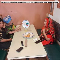  2 sisters and mother with iCafe plate 